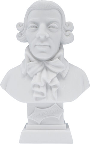 Entdecken Sie unsere edle Haydn-Büste aus Alabaster! Diese 11 cm große Büste ist eine Hommage an den berühmten Komponisten Joseph Haydn. Hergestellt aus hochwertigem Alabaster, strahlt sie zeitlose Schönheit aus und ist perfekt zur Dekoration Ihres Wohnraums oder Büros geeignet. Die präzise Handwerkskunst und die feinen Details der Büste erfassen die Essenz von Haydns Vermächtnis und werden Liebhaber klassischer Musik und Sammler gleichermaßen begeistern. Die kompakte Größe ermöglicht vielseitige Platzierungsoptionen auf Regalen, Schreibtischen oder Kaminsimsen. Bestellen Sie jetzt und verleihen Sie Ihrem Zuhause oder Büro mit dieser kunstvollen Büste einen Hauch von musikalischer Eleganz.