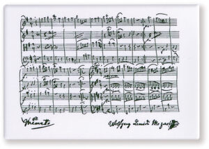 Entdecken Sie die zeitlose Eleganz unseres weißen Magneten mit dem schwarzen Aufdruck eines Musikstücks von Wolfgang Amadeus Mozart und seiner Signatur. Mit den Maßen von 5,3x7 cm ist dieser Magnet nicht nur ein dekoratives Accessoire, sondern auch eine Hommage an das musikalische Genie des berühmten Komponisten.Das klassische Design des schwarzen Musikstücks auf weißem Hintergrund strahlt Raffinesse aus und verleiht jedem Raum eine künstlerische Note. Die prägnante Signatur von Wolfgang Amadeus Mozart fügt dem Magnet eine persönliche Note hinzu und macht ihn zu einem begehrten Sammlerstück für Liebhaber klassischer Musik.Hergestellt aus hochwertigen Materialien, bietet dieser Magnet nicht nur eine ästhetisch ansprechende Dekoration, sondern auch eine starke Haftung auf metallischen Oberflächen. Verwenden Sie ihn, um Fotos, Notizen, Postkarten und mehr sicher zu befestigen und Ihren Raum organisiert zu halten.Seine kompakte Größe macht ihn ideal für den Einsatz zu Hause, im Büro oder in Musikzimmern. Egal, ob als Geschenk für einen Musikliebhaber oder als elegante Ergänzung Ihrer eigenen Sammlung, dieser Magnet wird sicherlich Bewunderung hervorrufen und die Schönheit der Musik in Ihren Alltag integrieren.