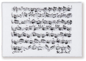 Entdecken Sie die zeitlose Schönheit unseres weißen Magneten mit dem schwarzen Aufdruck eines Musikstücks von Johann Sebastian Bach sowie seiner Signatur. Mit Maßen von 5,3x7 cm ist dieser Magnet nicht nur ein dekoratives Accessoire, sondern auch eine Hommage an das musikalische Erbe des berühmten Komponisten.Das klassische Design des schwarzen Musikstücks auf weißem Hintergrund strahlt Eleganz aus und verleiht jedem Raum eine künstlerische Note. Die charakteristische Signatur von Johann Sebastian Bach fügt dem Magnet eine persönliche Note hinzu und macht ihn zu einem begehrten Sammlerstück für Liebhaber klassischer Musik.Hergestellt aus hochwertigen Materialien, bietet dieser Magnet nicht nur eine ästhetisch ansprechende Dekoration, sondern auch eine starke Haftung auf metallischen Oberflächen. Verwenden Sie ihn, um Fotos, Notizen, Postkarten und mehr sicher zu befestigen und Ihren Raum organisiert zu halten.Seine kompakte Größe macht ihn ideal für den Einsatz zu Hause, im Büro oder in Musikzimmern. Egal, ob als Geschenk für einen Musikliebhaber oder als elegante Ergänzung Ihrer eigenen Sammlung, dieser Magnet wird sicherlich Bewunderung hervorrufen und die zeitlose Musik von Johann Sebastian Bach in Ihren Alltag integrieren.