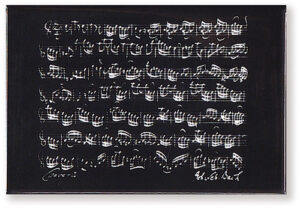 Entdecken Sie die zeitlose Schönheit unseres schwarzen Magneten mit dem weißen Aufdruck eines Musikstücks von Johann Sebastian Bach und seiner Signatur. Mit den Maßen von 5,3x7 cm ist dieser Magnet nicht nur ein Blickfang, sondern auch eine Hommage an das musikalische Erbe des berühmten Komponisten.Das klassische Design des weißen Musikstücks auf schwarzem Hintergrund strahlt Eleganz aus und verleiht jedem Raum eine künstlerische Note. Die Signatur von Johann Sebastian Bach verleiht dem Magnet eine persönliche Note und macht ihn zu einem besonderen Sammlerstück für Liebhaber klassischer Musik.Hergestellt aus hochwertigen Materialien, bietet dieser Magnet nicht nur eine ästhetisch ansprechende Dekoration, sondern auch eine starke Haftung auf metallischen Oberflächen. Verwenden Sie ihn, um Fotos, Notizen, Einkaufslisten und mehr sicher zu befestigen und Ihren Raum organisiert zu halten.Mit seinem eleganten Design und seiner funktionalen Vielseitigkeit ist dieser Magnet ein ideales Accessoire für Zuhause, Büro oder Musikzimmer. Verschönern Sie Ihren Raum mit diesem Magnet und lassen Sie sich von der Schönheit der Musik von Johann Sebastian Bach inspirieren.