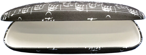 Entdecken Sie unsere elegante Brillenbox in Schwarz mit weißen Notenzeilen von Johann Sebastian Bachs "Violinkonzert in A-Moll". Diese hochwertige Box ist nicht nur ein praktisches Accessoire zur Aufbewahrung Ihrer Brille, sondern auch ein stilvolles Statement für Musikliebhaber.Die Brillenbox besteht aus Mikrofaser, die eine sanfte und sichere Aufbewahrung Ihrer Brille gewährleistet. Das klassische Design mit den weißen Notenzeilen auf schwarzem Hintergrund verleiht der Box eine zeitlose Eleganz und macht sie zu einem Blickfang in Ihrem Zuhause oder Büro.Dank ihrer kompakten Größe passt diese Brillenbox problemlos in Ihre Handtasche oder Schublade und eignet sich daher perfekt für unterwegs oder zur Aufbewahrung zu Hause. Halten Sie Ihre Brille sicher und stilvoll mit unserer Brillenbox mit den Notenzeilen von Bach!