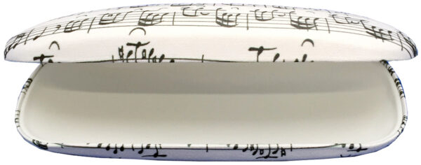 Entdecken Sie unsere elegante Brillenbox in Weiß mit schwarzen Notenzeilen von Johann Sebastian Bachs "Violinkonzert in A-Moll". Diese hochwertige Box ist nicht nur ein praktisches Accessoire zur Aufbewahrung Ihrer Brille, sondern auch ein stilvolles Statement für Musikliebhaber.Die Brillenbox besteht aus Mikrofaser, die eine sanfte und sichere Aufbewahrung Ihrer Brille gewährleistet. Das klassische Design mit den schwarzen Notenzeilen auf weißem Hintergrund verleiht der Box eine zeitlose Eleganz und macht sie zu einem Blickfang in Ihrem Zuhause oder Büro.Dank ihrer kompakten Größe passt diese Brillenbox problemlos in Ihre Handtasche oder Schublade und eignet sich daher perfekt für unterwegs oder zur Aufbewahrung zu Hause. Halten Sie Ihre Brille sicher und stilvoll mit unserer Brillenbox mit den Notenzeilen von Bach!
