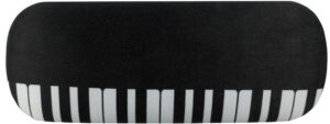 Entdecken Sie unsere stilvolle Brillenbox in Schwarz mit dem eleganten Muster einer Klaviertastatur am unteren Rand. Diese hochwertige Box ist nicht nur eine praktische Aufbewahrungsmöglichkeit für Ihre Brille, sondern auch ein stilvolles Accessoire für Musikliebhaber und Pianisten.Die Brillenbox besteht aus Mikrofaser, einem weichen und schonenden Material, das Ihre Brille sicher vor Kratzern und Beschädigungen schützt. Das klassische Design mit der Klaviertastatur verleiht der Box eine zeitlose Eleganz und macht sie zu einem Blickfang in Ihrem Zuhause oder Büro.Mit ihrer kompakten Größe passt diese Brillenbox problemlos in Ihre Handtasche, Schublade oder auf Ihren Schreibtisch und eignet sich daher perfekt für unterwegs oder zur Aufbewahrung zu Hause. Halten Sie Ihre Brille sicher und stilvoll mit unserer Klaviertastatur-Brillenbox!