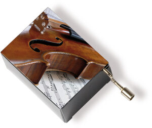 Unsere Musikbox mit dem Motiv einer Geige auf einem Notenblatt, das auf einem Notenblatt liegt, ist ein einzigartiges Stück, das die Melodie "Die vier Jahreszeiten" von Antonio Vivaldi spielt. Diese Musikbox fängt die Schönheit und Anmut der klassischen Musik ein und ist ein wunderbares Geschenk für Musikliebhaber jeden Alters.Die exquisite Darstellung einer Geige auf einem Notenblatt verleiht dieser Musikbox eine elegante Ästhetik und macht sie zu einem Blickfang in jedem Raum. Sie ist nicht nur ein dekoratives Element, sondern auch ein funktionales Gerät, das Ihre Lieblingsmelodien mit Leichtigkeit spielt.Hergestellt aus hochwertigen Materialien, bietet diese Musikbox eine klare Klangqualität und eine lange Lebensdauer. Mit ihrem charmanten Design und der beruhigenden Melodie von Vivaldis Meisterwerk schafft sie eine warme und einladende Atmosphäre in Ihrem Zuhause.