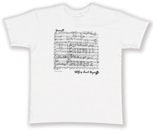 Unser exklusives T-Shirt aus 100% Baumwolle ist nicht nur ein Kleidungsstück, sondern auch eine Hommage an die zeitlose Musik von Wolfgang Amadeus Mozart. In strahlendem Weiß gehalten, verfügt das Shirt über einen eleganten schwarzen Aufdruck von den Notenzeilen von Mozarts "Eine kleine Nachtmusik", begleitet von seiner unverwechselbaren Signatur. Dieses T-Shirt vereint Stil und Kultur auf einzigartige Weise und ist ein Must-Have für Musikliebhaber und Kenner klassischer Musik. Die hochwertige Baumwollqualität sorgt für ein angenehmes Tragegefühl, während das exquisite Design das Shirt zu einem Blickfang macht. Egal, ob Sie ein Konzert besuchen, Ihren Alltag aufwerten oder einfach Ihre Leidenschaft für klassische Musik zeigen möchten, dieses T-Shirt ist die perfekte Wahl. Gönnen Sie sich dieses einzigartige Stück und lassen Sie Ihre Liebe zur Musik erstrahlen.