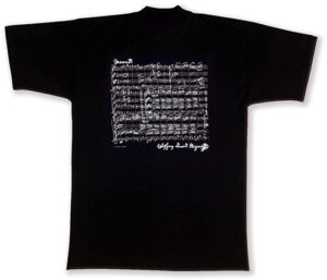 Unser exklusives T-Shirt aus 100% Baumwolle ist nicht nur ein Kleidungsstück, sondern auch eine Hommage an die zeitlose Musik von Wolfgang Amadeus Mozart. In elegantem Schwarz gehalten, verfügt das Shirt über einen strahlenden weißen Aufdruck von den Notenzeilen von Mozarts "Eine kleine Nachtmusik", begleitet von seiner unverwechselbaren Signatur. Dieses T-Shirt vereint Stil und Kultur auf einzigartige Weise und ist ein Must-Have für Musikliebhaber und Kenner klassischer Musik. Die hochwertige Baumwollqualität sorgt für ein angenehmes Tragegefühl, während das exquisite Design das Shirt zu einem Blickfang macht. Egal, ob Sie ein Konzert besuchen, Ihren Alltag aufwerten oder einfach Ihre Leidenschaft für klassische Musik zeigen möchten, dieses T-Shirt ist die perfekte Wahl. Gönnen Sie sich dieses einzigartige Stück und lassen Sie Ihre Liebe zur Musik erstrahlen.