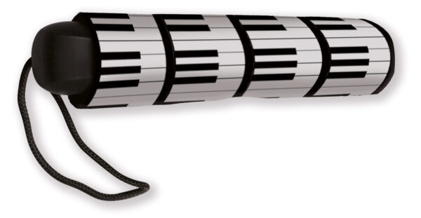 Entdecken Sie unseren stilvollen Taschenschirm mit dem Aufdruck einer Klaviertastatur, der nicht nur funktional ist, sondern auch Ihre Liebe zur Musik zum Ausdruck bringt. Die schwarze Polyester-Bespannung des Schirms ist mit einer detaillierten Klaviertastatur bedruckt, die alle Blicke auf sich zieht.Der Schirm verfügt über einen robusten Rahmen aus Aluminium und Glasfasern, der für Stabilität und Langlebigkeit sorgt. Dank dieser hochwertigen Materialien ist der Schirm leicht und gleichzeitig strapazierfähig. Der Griff und die Spitze bestehen aus hochwertigem Kunststoff und bieten eine bequeme Handhabung.Dank seiner kompakten Größe passt dieser Taschenschirm problemlos in Ihre Handtasche oder Ihren Rucksack und ist somit der ideale Begleiter für unterwegs. Egal, ob Sie durch die Stadt schlendern oder auf dem Weg zur Arbeit sind, dieser Schirm wird Sie zuverlässig vor Regen schützen und dabei Ihre Leidenschaft für Musik unterstreichen.