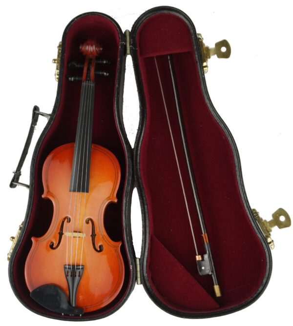 Unsere Spieluhr Geige im Koffer mit Bogen und Ständer ist ein bezauberndes Geschenk für jeden Musikliebhaber. Mit einer eingravierten Melodie des Donauwalzers spielt diese Spieluhr eine klassische und mitreißende Melodie.Das detailreiche Design der Geige und des Koffers verleiht dieser Spieluhr einen nostalgischen und eleganten Charme. Der mitgelieferte Bogen und der Ständer ermöglichen es Ihnen, die Geige stilvoll zu präsentieren und die Melodie sanft erklingen zu lassen.Diese Spieluhr ist nicht nur ein dekoratives Element, sondern auch ein Stück Musikgeschichte, das zum Träumen und Entspannen einlädt. Ob als Geschenk für einen besonderen Anlass oder als Dekoration für Ihr Zuhause, diese Spieluhr Geige im Koffer wird sicherlich bewundert und geschätzt werden.