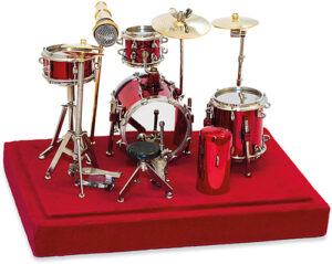 Entdecken Sie unser detailgetreu gestaltetes Miniatur-Schlagzeug in Rot, präsentiert in einer stilvollen Box ? ein einzigartiges Accessoire für alle Musikliebhaber und Schlagzeugenthusiasten. Dieses Miniatur-Schlagzeug wurde mit größter Sorgfalt entworfen, um jedes einzelne Detail eines echten Schlagzeugs perfekt nachzubilden.Hergestellt aus hochwertigen Materialien, ist dieses Miniatur-Schlagzeug nicht nur ein Blickfang, sondern auch ein Symbol für Musikalität und Leidenschaft. Die lebendige rote Farbe verleiht ihm einen auffälligen Look, der sofort alle Blicke auf sich zieht.Präsentiert in einer eleganten Box, ist dieses Miniatur-Schlagzeug ein ideales Geschenk für Musiker, Sammler oder jeden, der eine Leidenschaft für Schlagzeugmusik hat. Es eignet sich auch hervorragend als Dekoration für Ihr Zuhause, Ihr Büro oder jeden anderen Raum, den Sie aufwerten möchten.