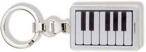 Unsere stilvollen und personalisierten Schlüsselanhänger sind das perfekte Accessoire für Musikliebhaber und Tastaturfans. Gefertigt aus hochwertigem Metall mit glatter Epoxy-Oberfläche sind diese Schlüsselanhänger nicht nur langlebig, sondern strahlen auch einen Hauch von Eleganz aus. Mit einer Größe von 3 x 4,5 cm hat jeder Schlüsselanhänger die perfekte Größe, um Ihre Schlüssel sicher aufzubewahren und gleichzeitig einen Hauch von persönlichem Flair in Ihre Alltagsutensilien zu bringen. Das Besondere an diesen Schlüsselanhängern ist das klassische Tastaturmotiv, das jeden anspricht, der Musik liebt und die Schönheit dieses Instruments zu schätzen weiß. Egal, ob du ein Musiker, ein Musikliebhaber oder einfach jemand mit einer Leidenschaft für zeitloses Design bist, dieser Schlüsselanhänger ist ein Statement, das deine Individualität widerspiegelt. Mit seiner robusten Konstruktion und seinem auffälligen Design ist dieser Schlüsselanhänger nicht nur ein praktisches Accessoire, sondern auch ein persönlicher Ausdruck Ihres einzigartigen Stils und Ihrer Interessen. Ob für Sie selbst oder als aufmerksames Geschenk für einen Freund oder ein Familienmitglied, dieser Schlüsselanhänger erinnert Sie täglich an die Dinge, die Ihrem Leben Freude und Bedeutung verleihen. Bringen Sie einen Hauch von Persönlichkeit in Ihren Alltag mit unseren hochwertigen Metall-Schlüsselanhängern mit dem klassischen Tastaturmotiv. Er ist mehr als nur ein Schlüsselanhänger - er spiegelt wider, wer Sie sind und was Sie lieben.