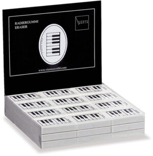 Entdecken Sie unsere Premium-Radiergummi-Box mit 36 exquisiten Radiergummis, jeder mit einem Aufdruck eines schwarzen Tastatur. Jeder Radiergummi ist 4,5 x 3,5 x 0,9 cm groß. Unsere Radiergummis werden mit größter Sorgfalt und Liebe zum Detail hergestellt und sind ein Muss für jeden Schreibwarenliebhaber. Die praktische Verpackung lässt sich leicht öffnen und eignet sich perfekt als Präsentationsdisplay für Ihr Geschäft, das einen Hauch von Charme in Ihre Regale bringt. Unsere Radiergummis zeichnen sich durch hochwertige Komponenten aus, die eine erstklassige Leistung und Haltbarkeit gewährleisten. Sie bestehen aus Elastomer: Polyvinylchlorid, natürlichem Calciumcarbonat (Kreide) und Farbpigmenten ohne giftige Schwermetallpigmente oder Phthalate. Verpackt sind sie in Zellophan-verpackter PP-Folie. Diese in Europa hergestellten Radiergummis erfüllen die höchsten Herstellungsstandards und bieten ein elegantes Design und tadellose Funktionalität für Künstler, Studenten und Profis gleichermaßen. Ganz gleich, ob Sie Fehler korrigieren oder Ihrer Kreativität freien Lauf lassen möchten, unsere Radiergummis werden Ihre Erwartungen sicher erfüllen und übertreffen. Erfahren Sie die Eleganz und Leistungsfähigkeit unserer Radiergummis und heben Sie Ihre Schreibwarensammlung auf ein neues Niveau.