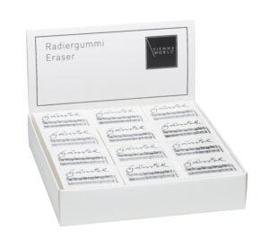 Entdecken Sie unsere Premium-Radiergummi-Box mit 36 exquisiten Radiergummis, jeder mit einem Aufdruck der Signatur und Noten von Georg Friedrich Händel. Jeder Radiergummi ist 4,5 x 3,5 x 0,9 cm groß. Unsere Radiergummis werden mit größter Sorgfalt und Liebe zum Detail hergestellt und sind ein Muss für jeden Schreibwarenliebhaber. Die praktische Verpackung lässt sich leicht öffnen und eignet sich perfekt als Präsentationsdisplay für Ihr Geschäft, das einen Hauch von Charme in Ihre Regale bringt. Unsere Radiergummis zeichnen sich durch hochwertige Komponenten aus, die eine erstklassige Leistung und Haltbarkeit gewährleisten. Sie bestehen aus Elastomer: Polyvinylchlorid, natürlichem Calciumcarbonat (Kreide) und Farbpigmenten ohne giftige Schwermetallpigmente oder Phthalate. Verpackt sind sie in Zellophan-verpackter PP-Folie. Diese in Europa hergestellten Radiergummis erfüllen die höchsten Herstellungsstandards und bieten ein elegantes Design und tadellose Funktionalität für Künstler, Studenten und Profis gleichermaßen. Ganz gleich, ob Sie Fehler korrigieren oder Ihrer Kreativität freien Lauf lassen möchten, unsere Radiergummis werden Ihre Erwartungen sicher erfüllen und übertreffen. Erfahren Sie die Eleganz und Leistungsfähigkeit unserer Radiergummis und heben Sie Ihre Schreibwarensammlung auf ein neues Niveau.