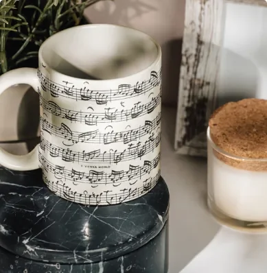 Tasse mit Notenmotiv in einer Wohnszene
