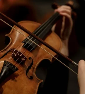 Detailaufnahme einer gespielten Violine